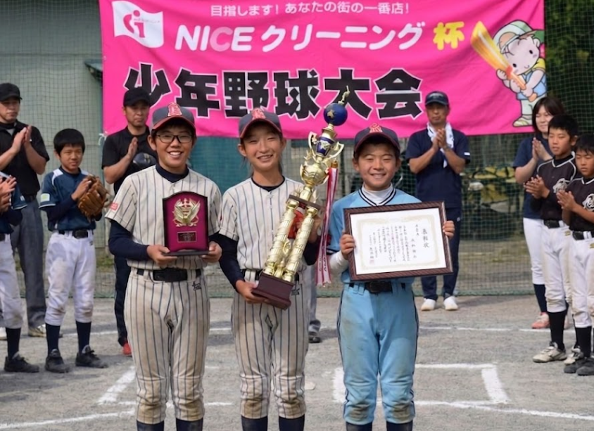 NICEクリーニング杯少年野球大会の記念写真